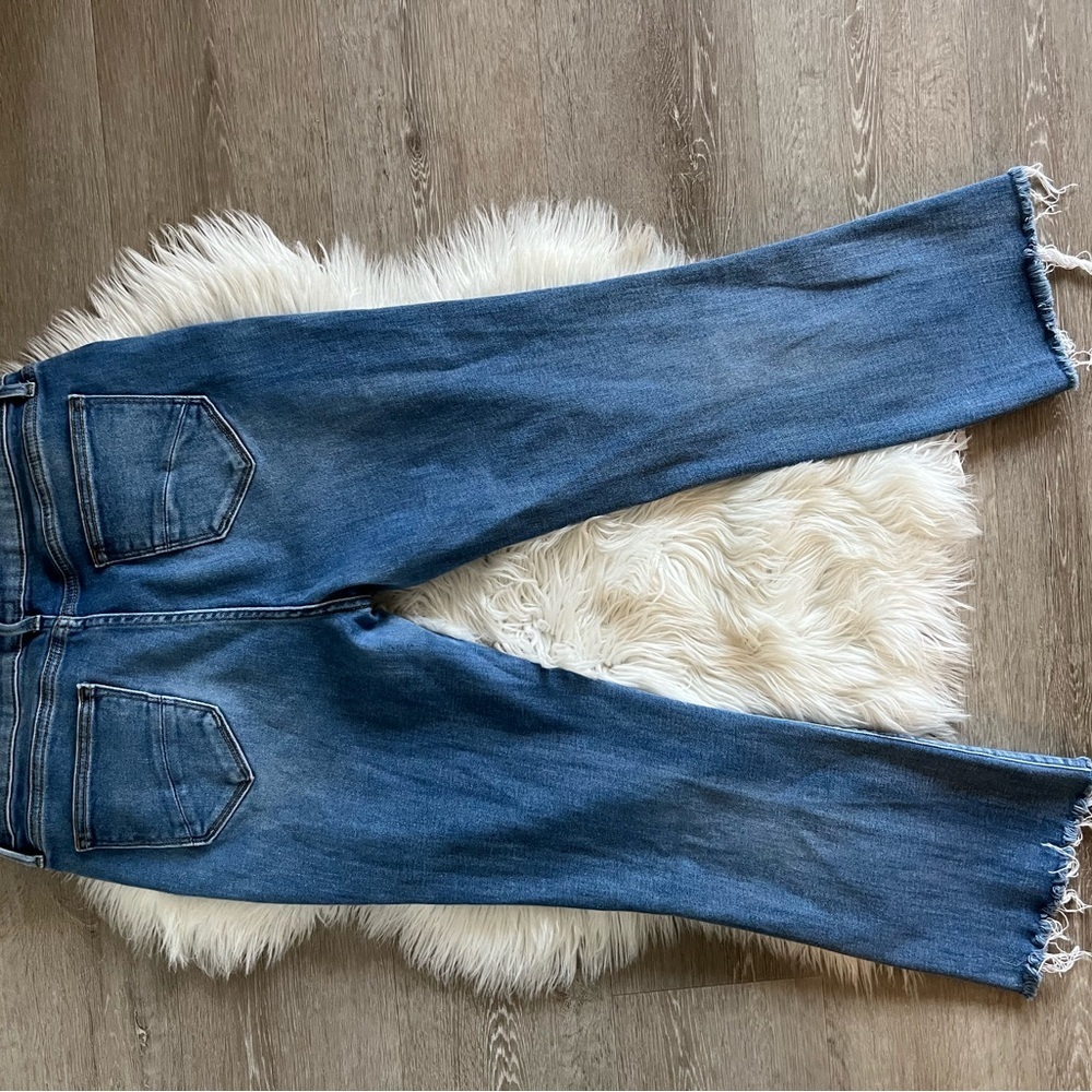 Driftwood Roxy cropped jean. Raw hem. Light blue denim. EUC. Size 30. - Picture 6 of 11